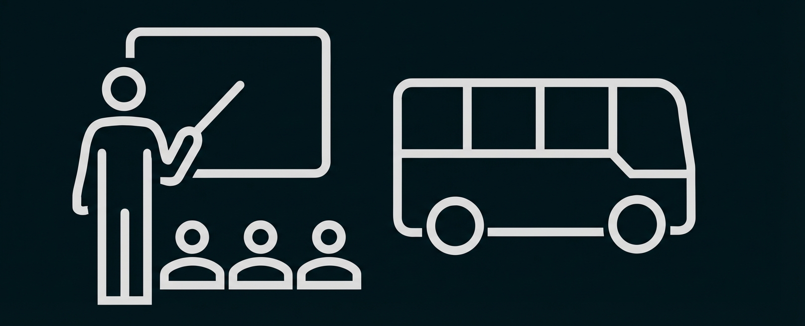 Lehrperson vor Tafel mit drei Schülern, daneben ein Bus